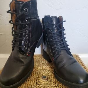 Comfortiva Sarango Womens Black Leather Ankle Boots Size 6M 8354401